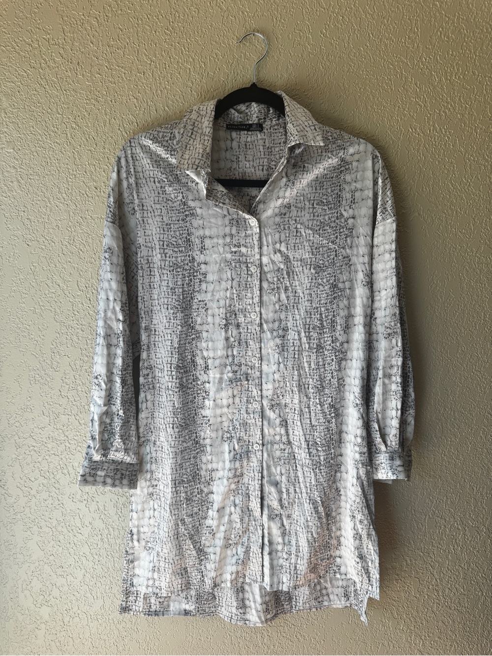 Lightweight Printed Button-Up Shirt in White and Gray
